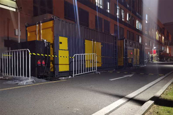 雷州柴油发电机组的输出电压是如何调节的？